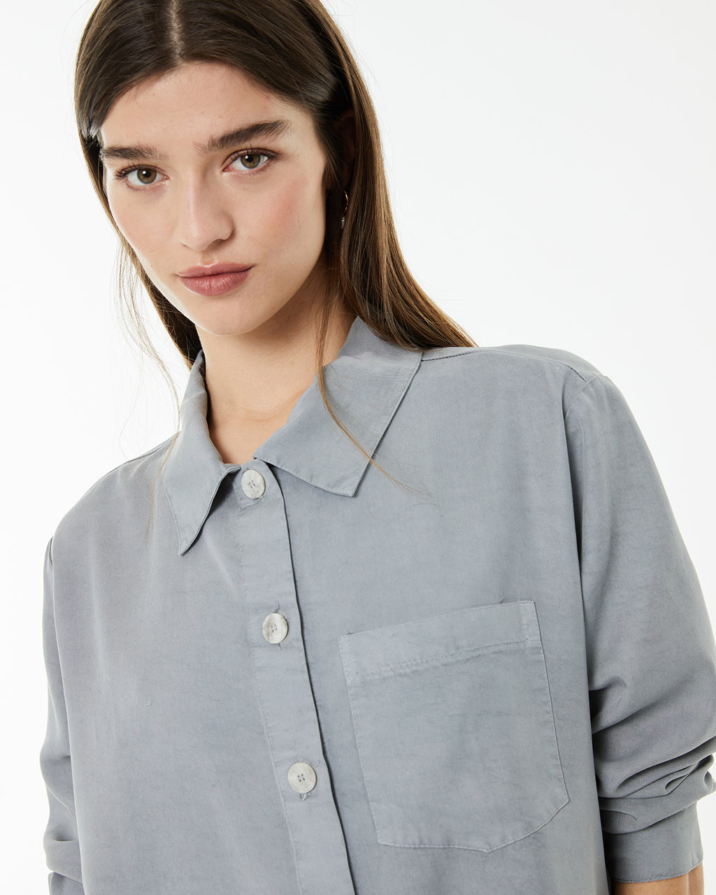 Chaqueta fluida con cuello camisero y bolsillo delantero