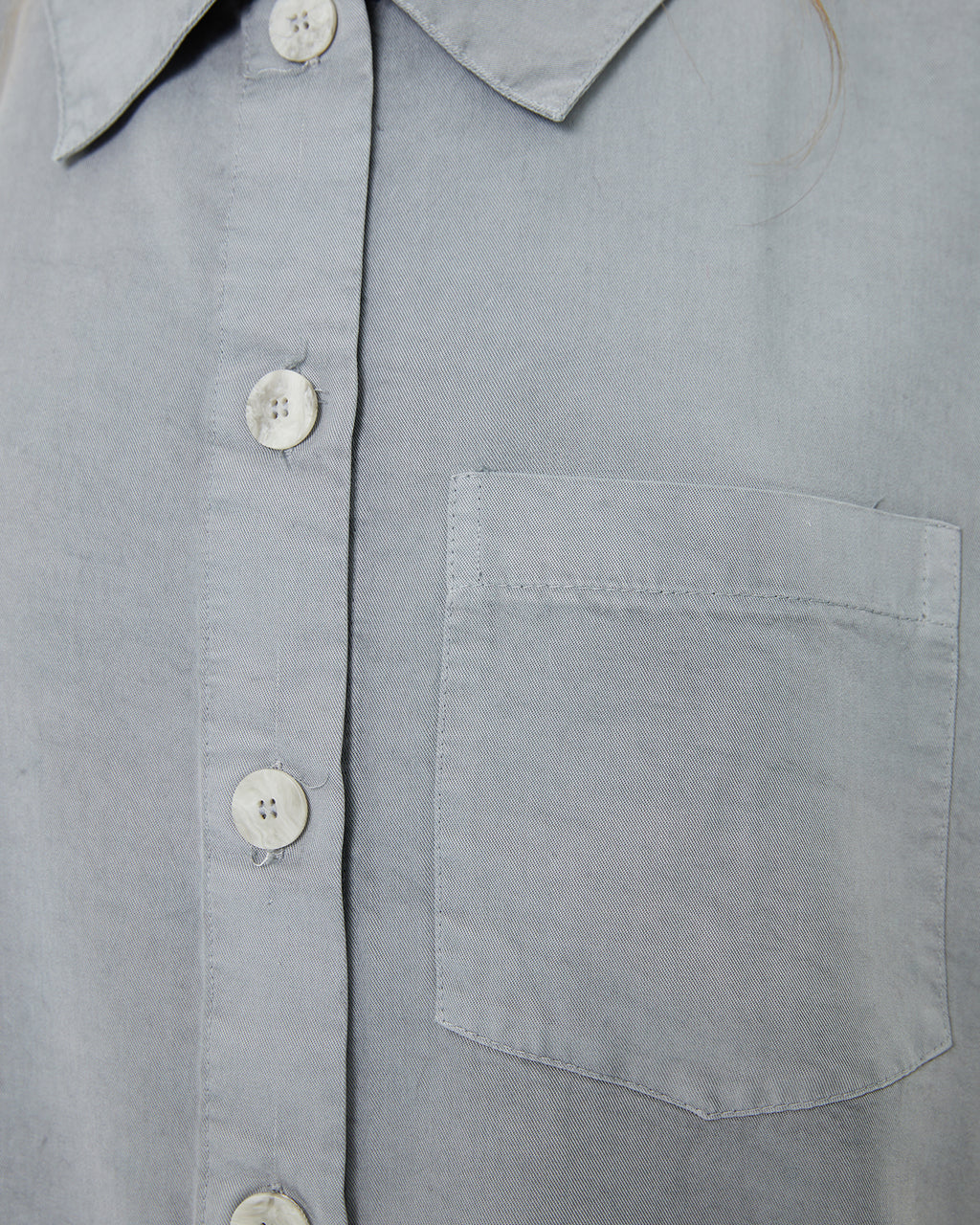 Chaqueta fluida con cuello camisero y bolsillo delantero