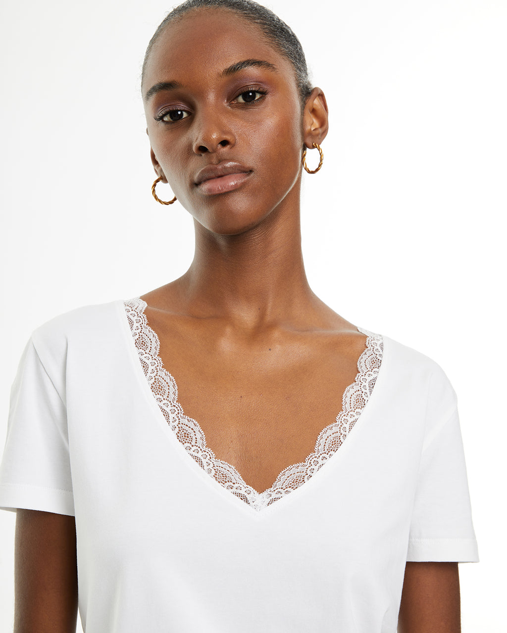 Camiseta ajustada manga corta con detalle encaje en escote pico