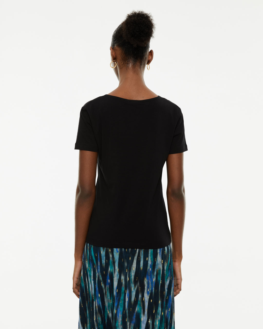 Camiseta ajustada manga corta con detalle encaje en escote pico