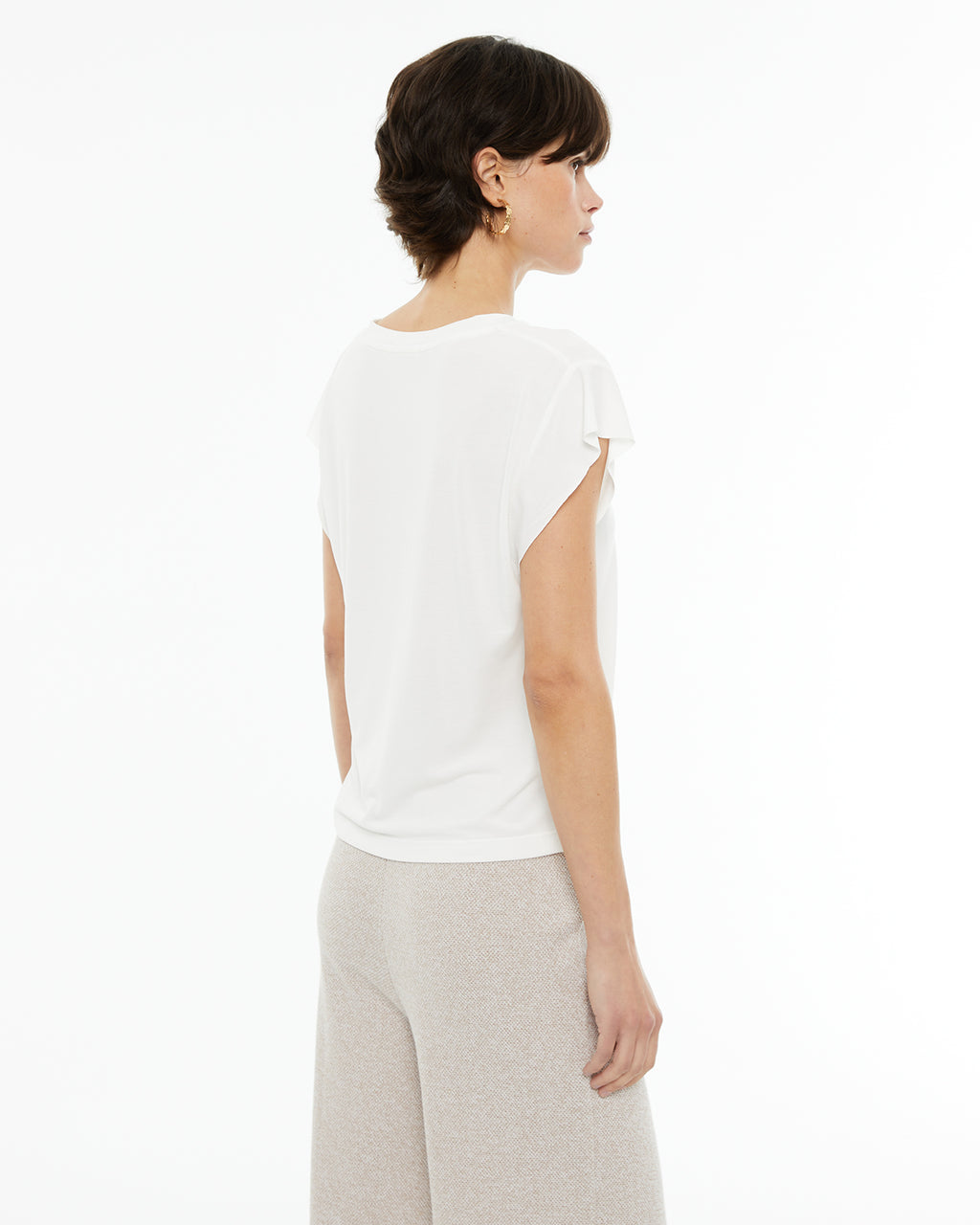 Camiseta fluida oversize escote pico sin mangas