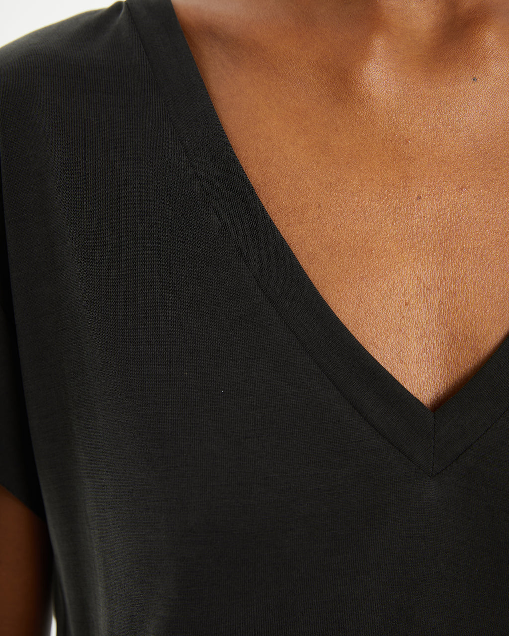 Camiseta fluida oversize escote pico sin mangas