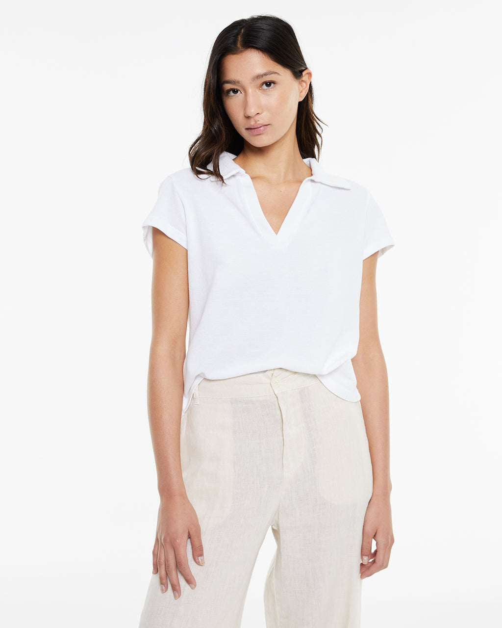 Polo de mujer blanca con cuello polo y manga corta