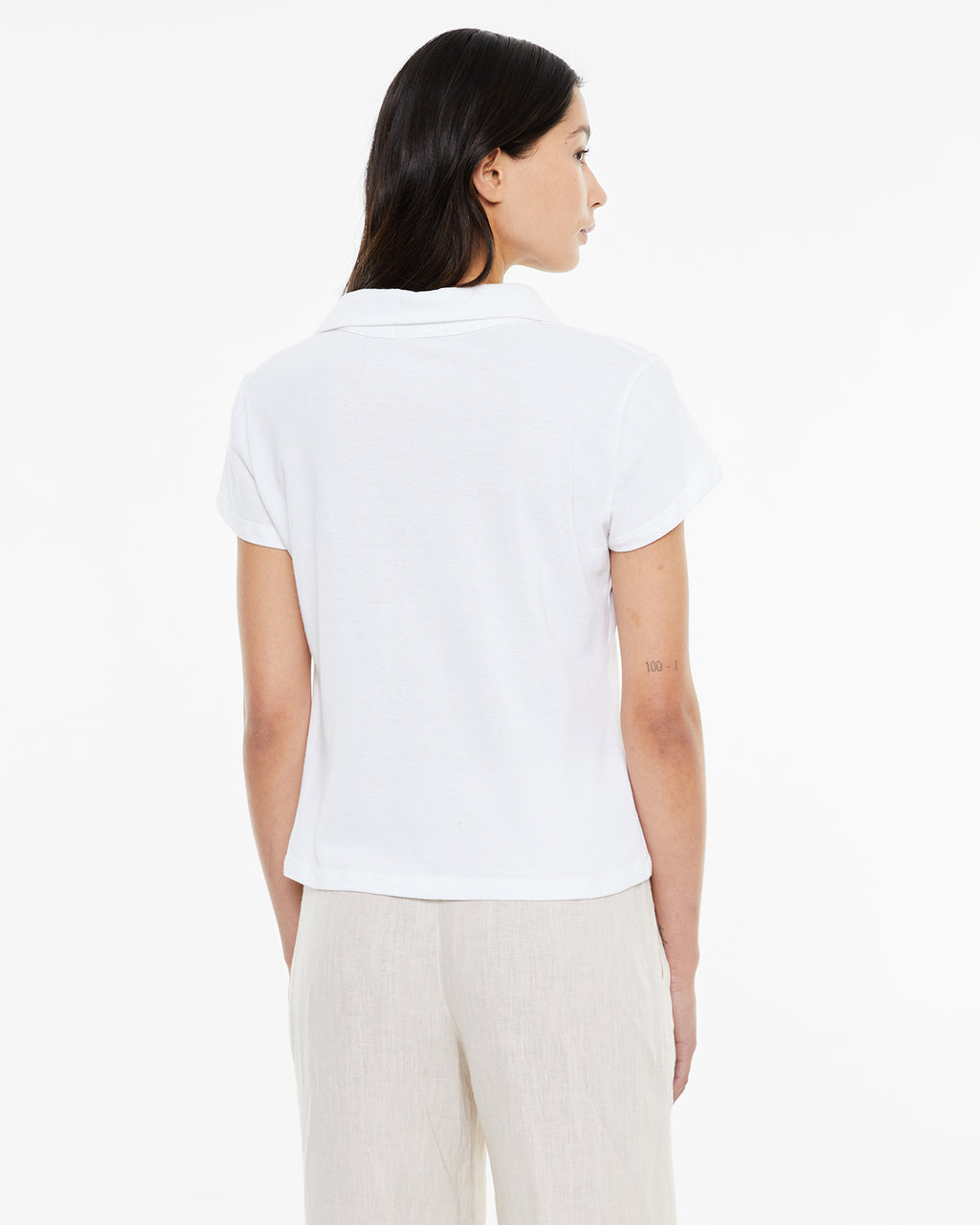 Polo de mujer blanca con cuello polo y manga corta