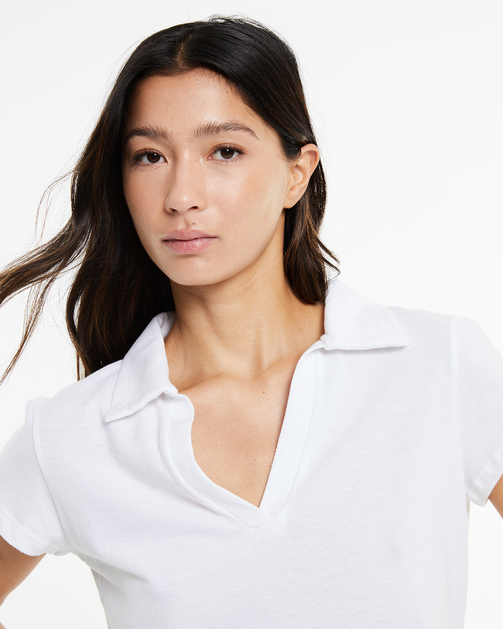 Polo de mujer blanca con cuello polo y manga corta