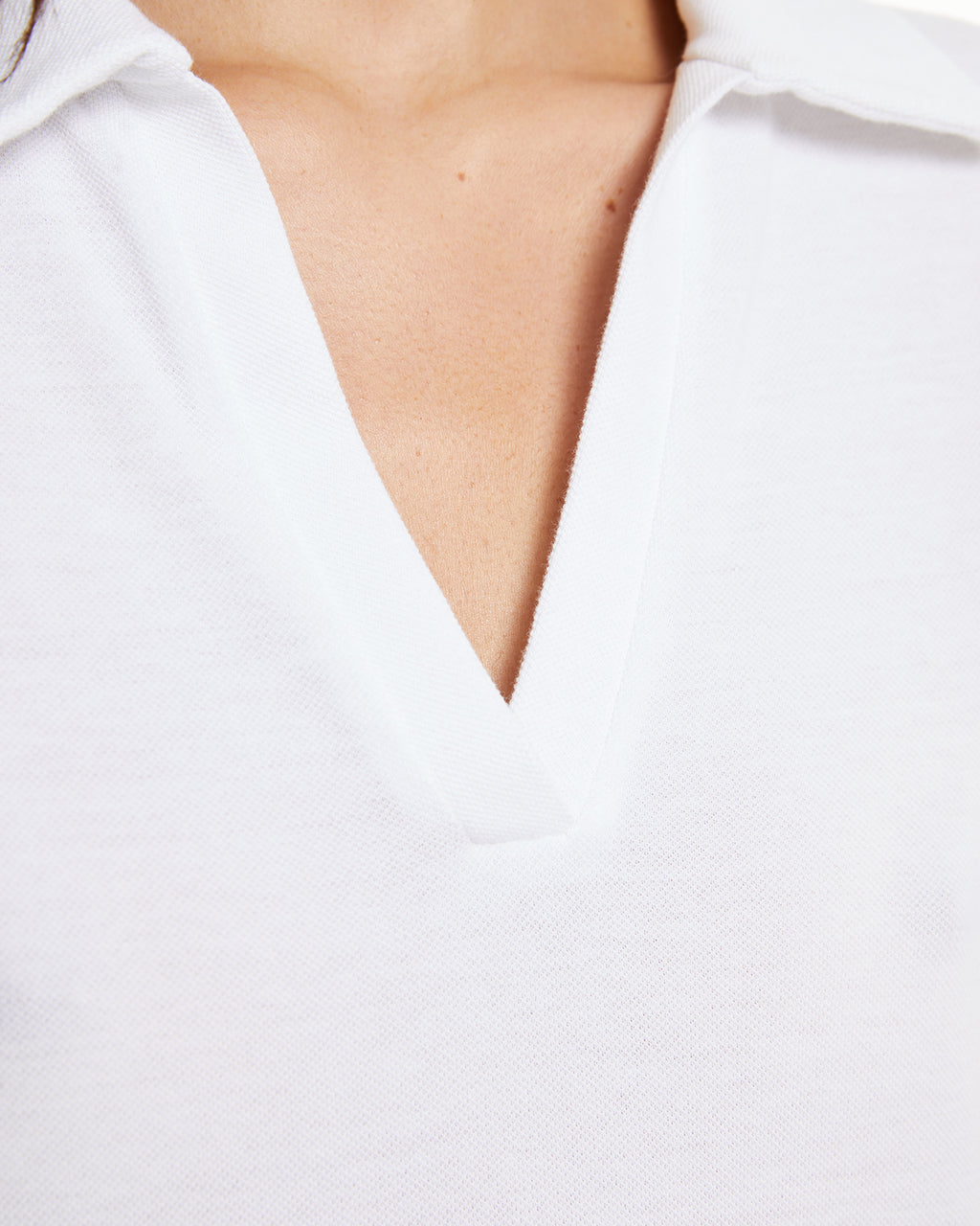 Polo de mujer blanca con cuello polo y manga corta