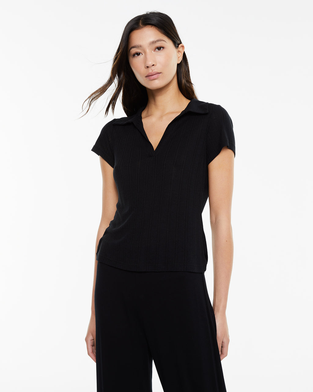 Polo canalé negra con cuello polo y manga corta