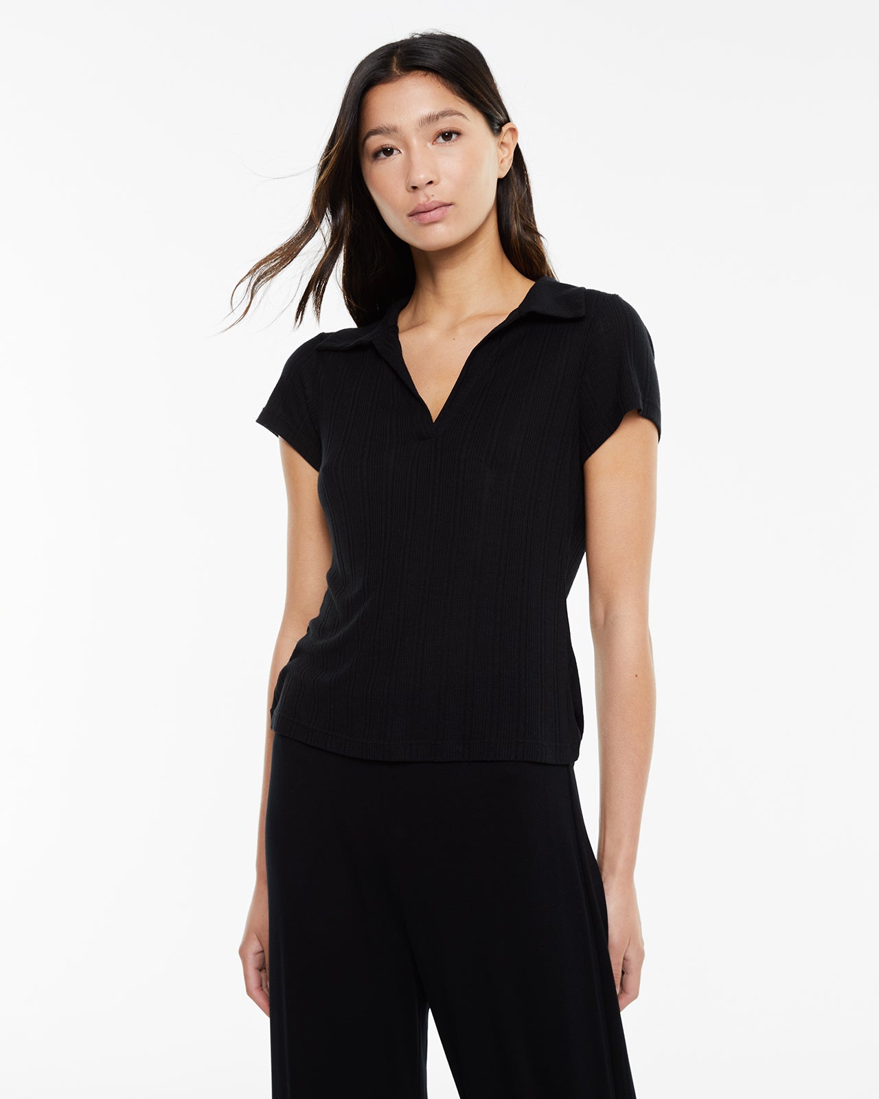 Polo canalé negra con cuello polo y manga corta