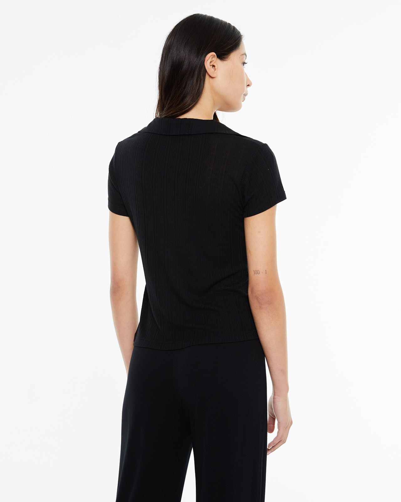 Polo canalé negra con cuello polo y manga corta