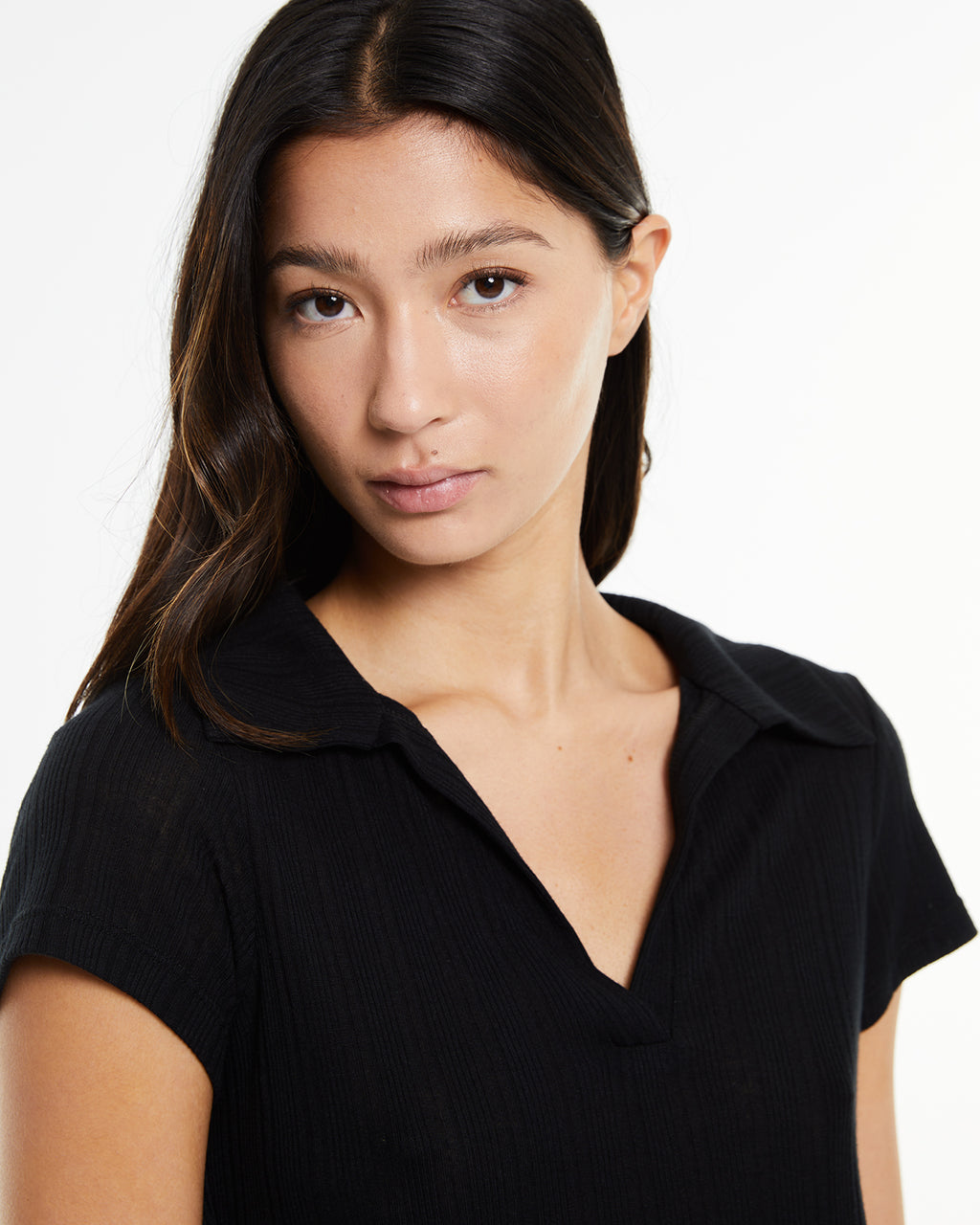 Polo canalé negra con cuello polo y manga corta
