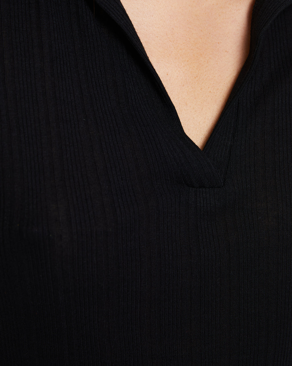 Polo canalé negra con cuello polo y manga corta