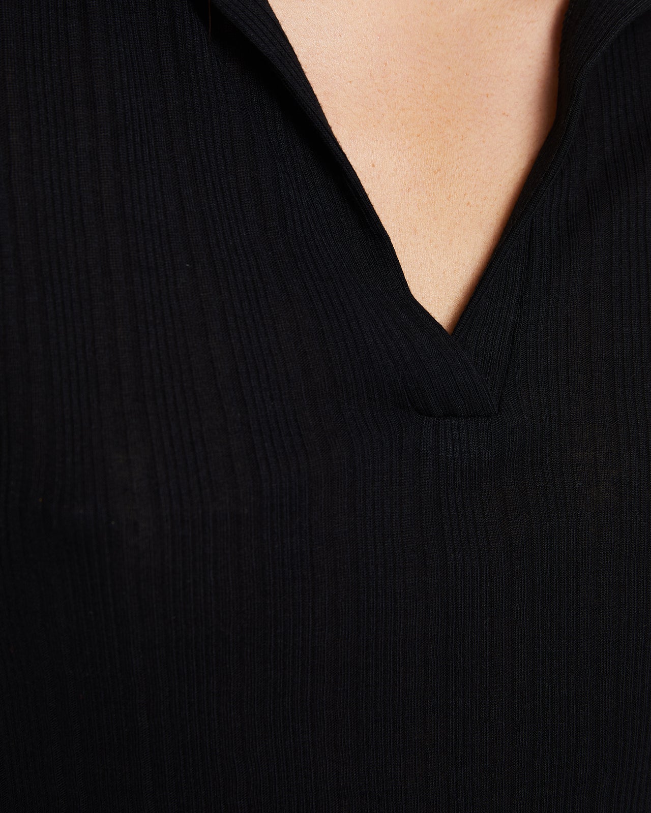 Polo canalé negra con cuello polo y manga corta