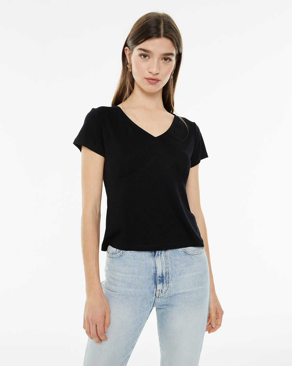 Camiseta negra de manga corta y cuello pico