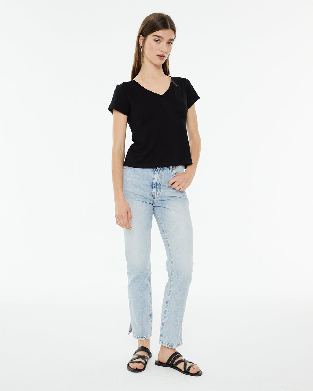 Camiseta negra de manga corta y cuello pico