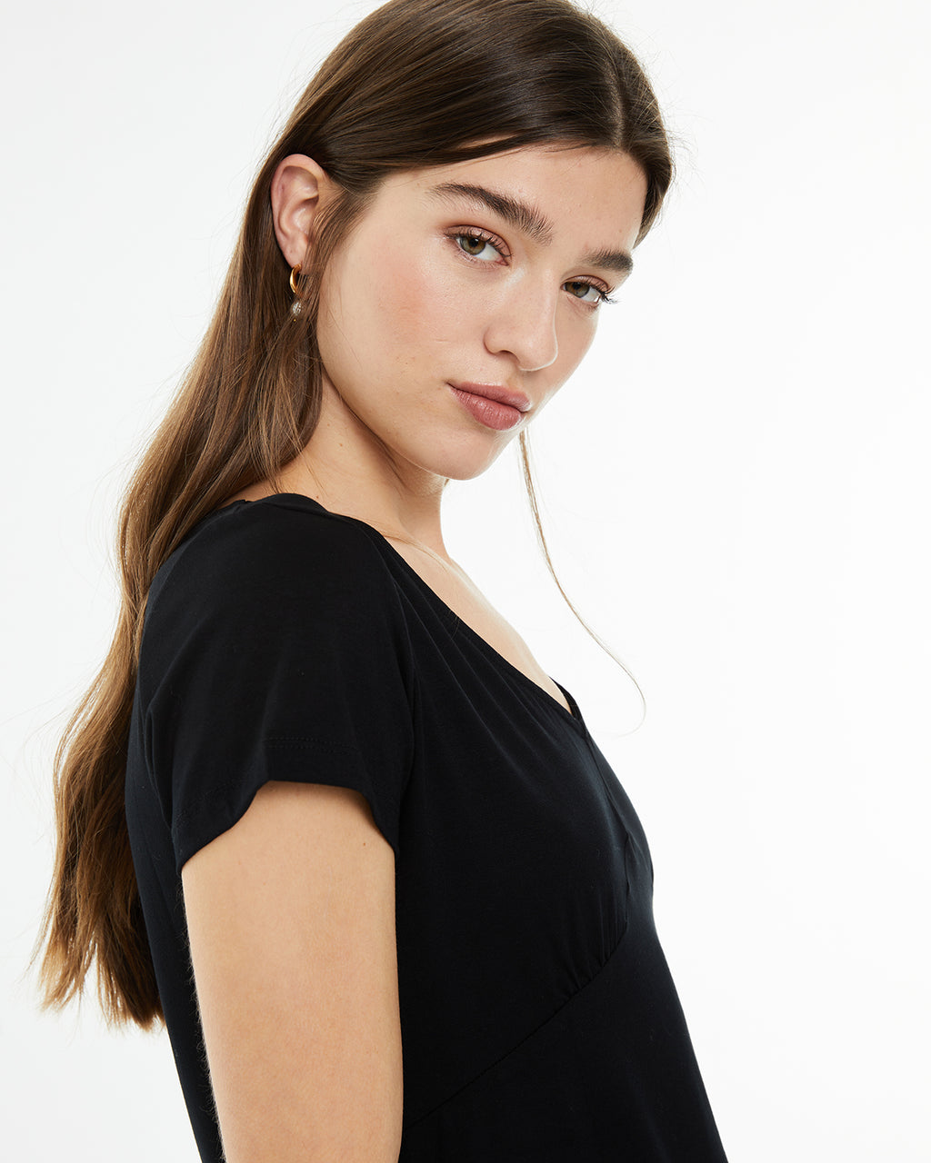 Camiseta negra de manga corta y cuello pico