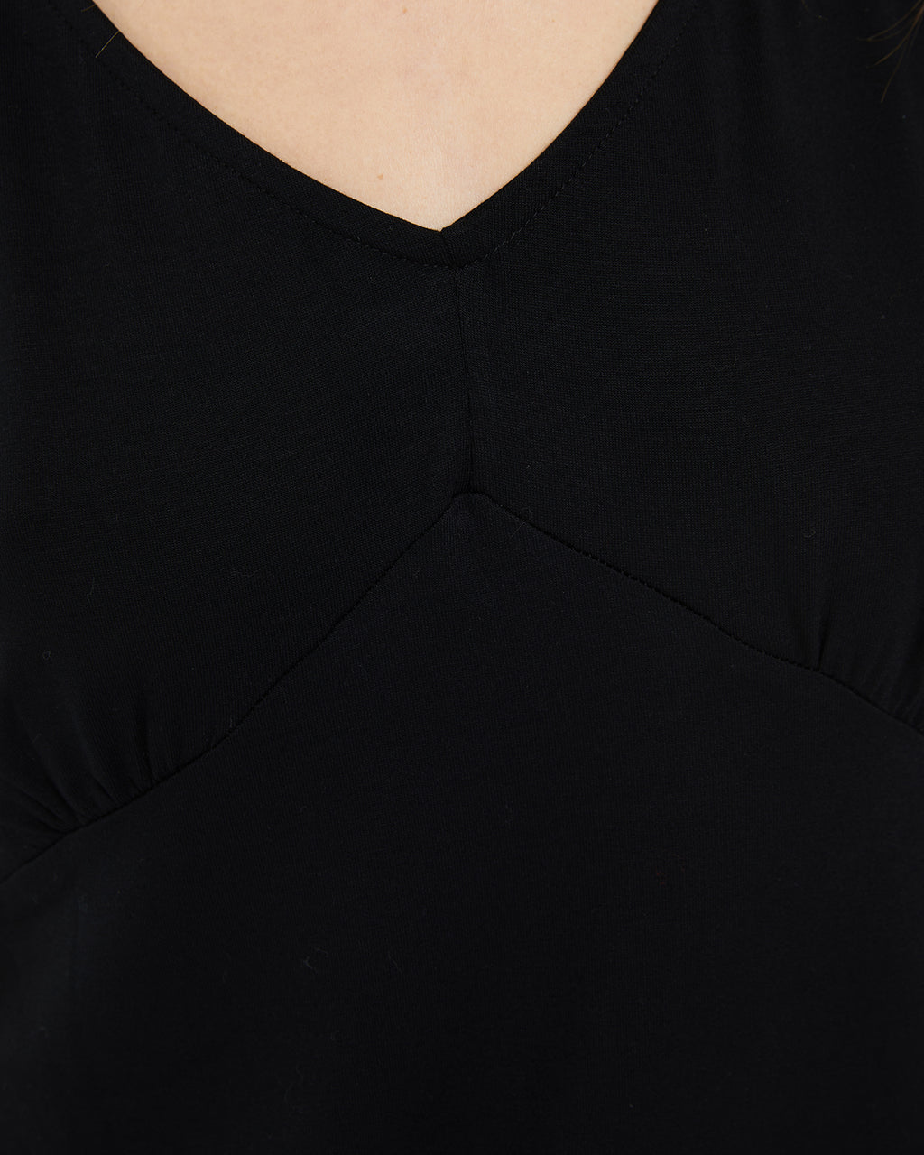 Camiseta negra de manga corta y cuello pico