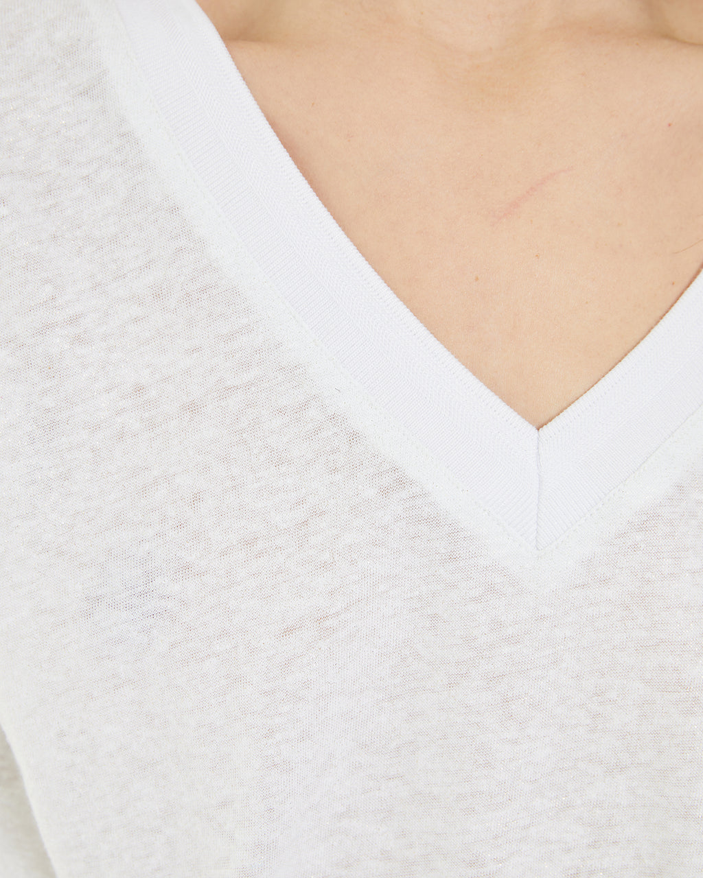 Camiseta de lino de cuello pico con detalle tira fantasía