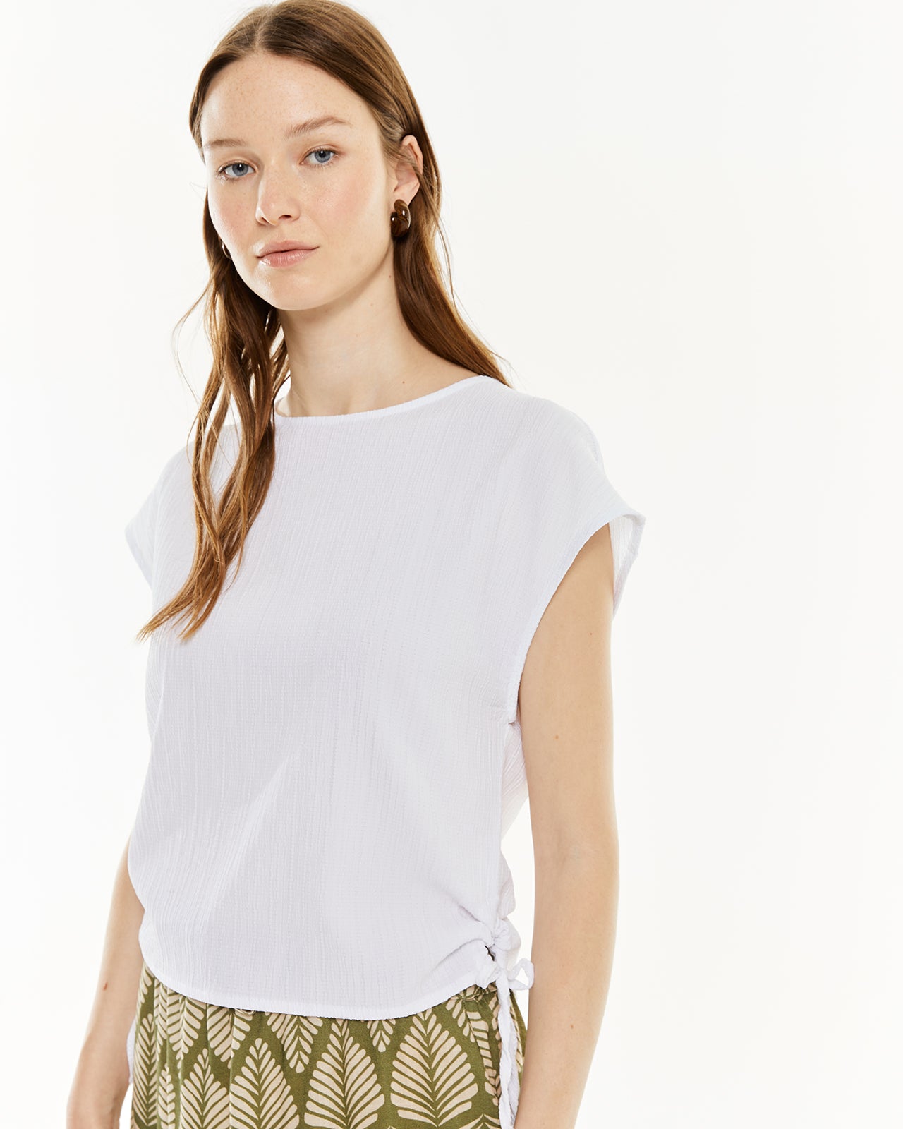 Camiseta escote redondo con frunces laterales