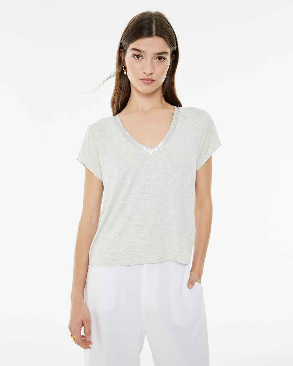 Camiseta fluida con escote pico y detalles foil