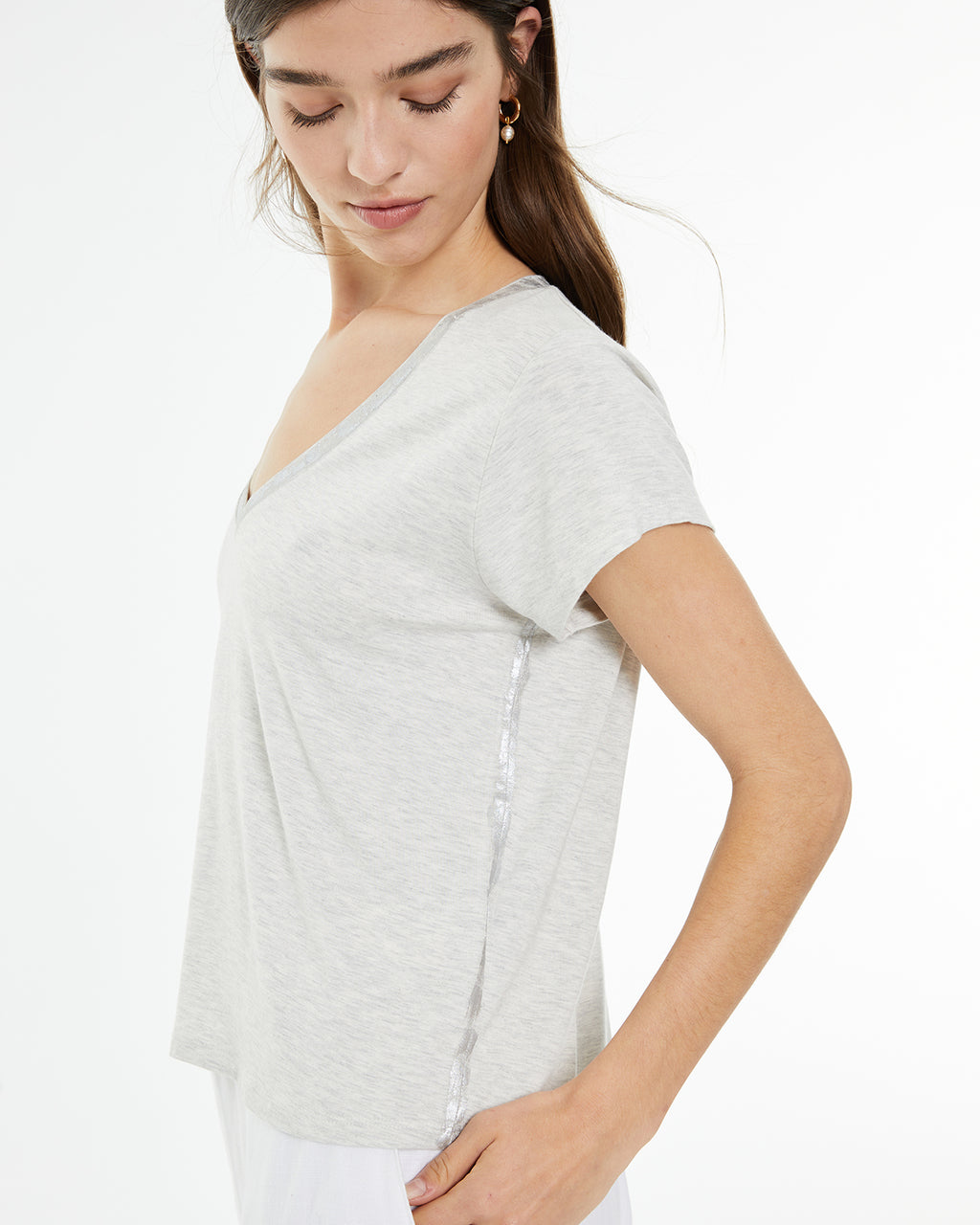 Camiseta fluida con escote pico y detalles foil