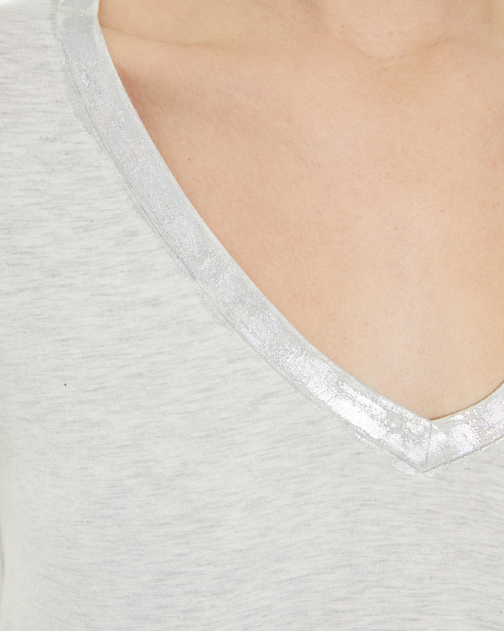 Camiseta fluida con escote pico y detalles foil