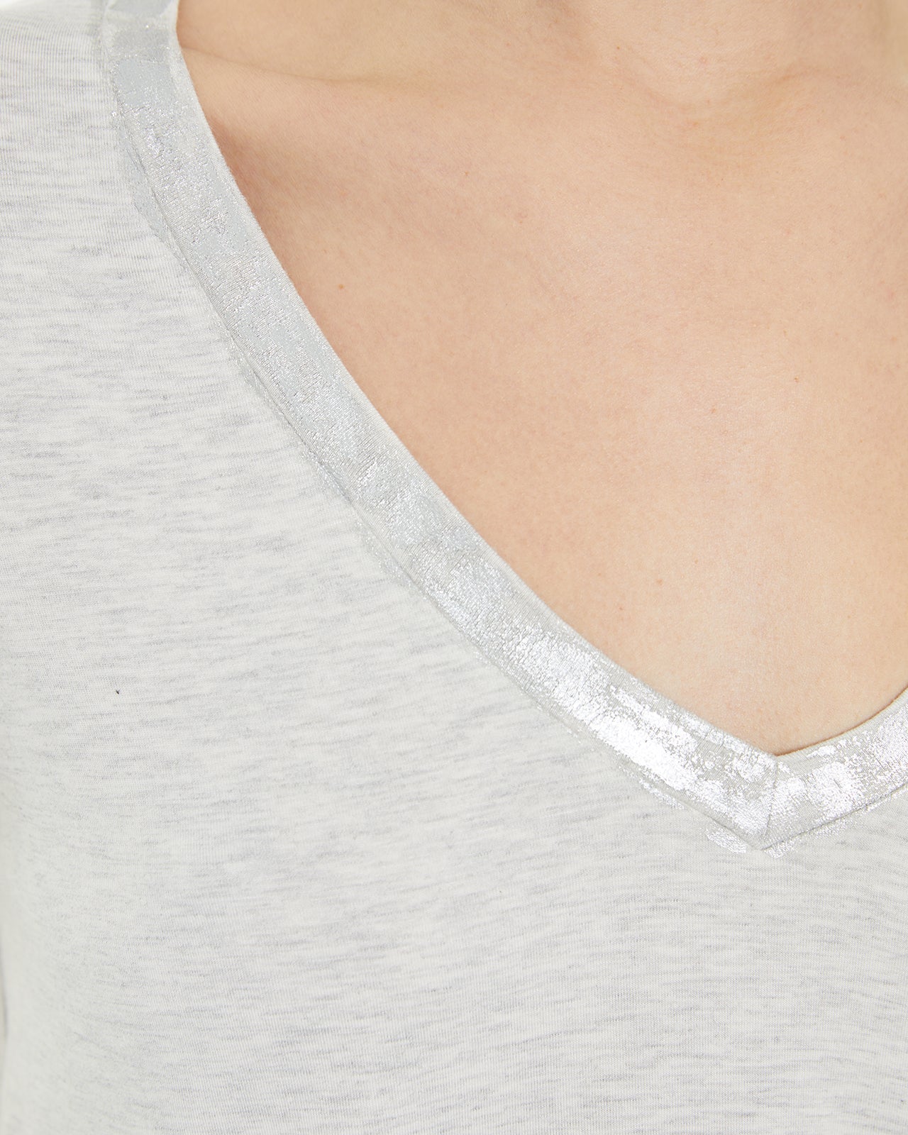 Camiseta fluida con escote pico y detalles foil