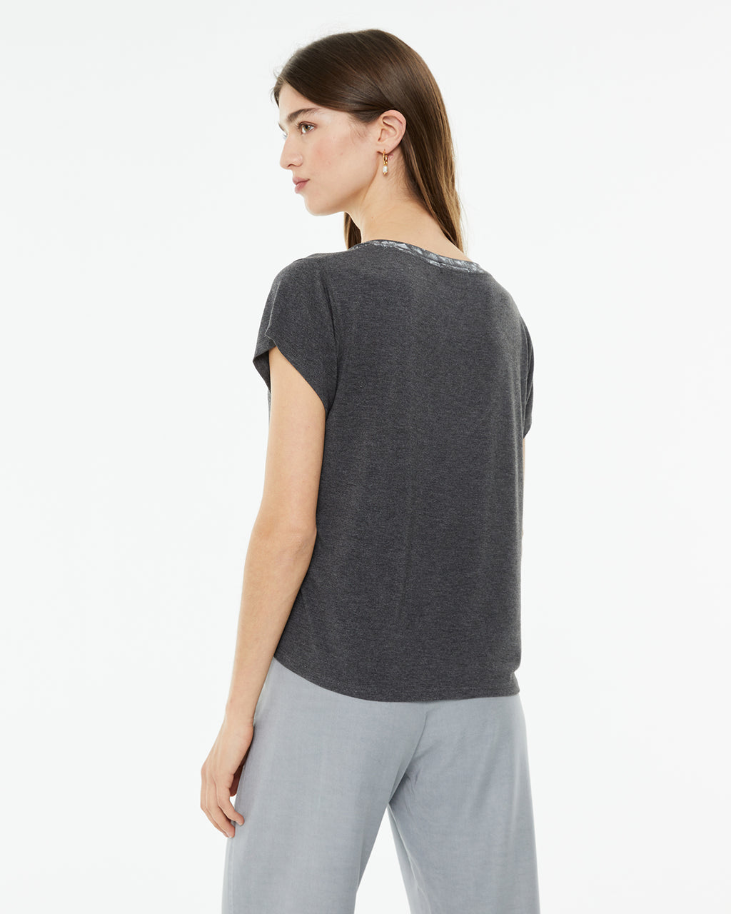 Camiseta fluida con escote pico y detalles foil