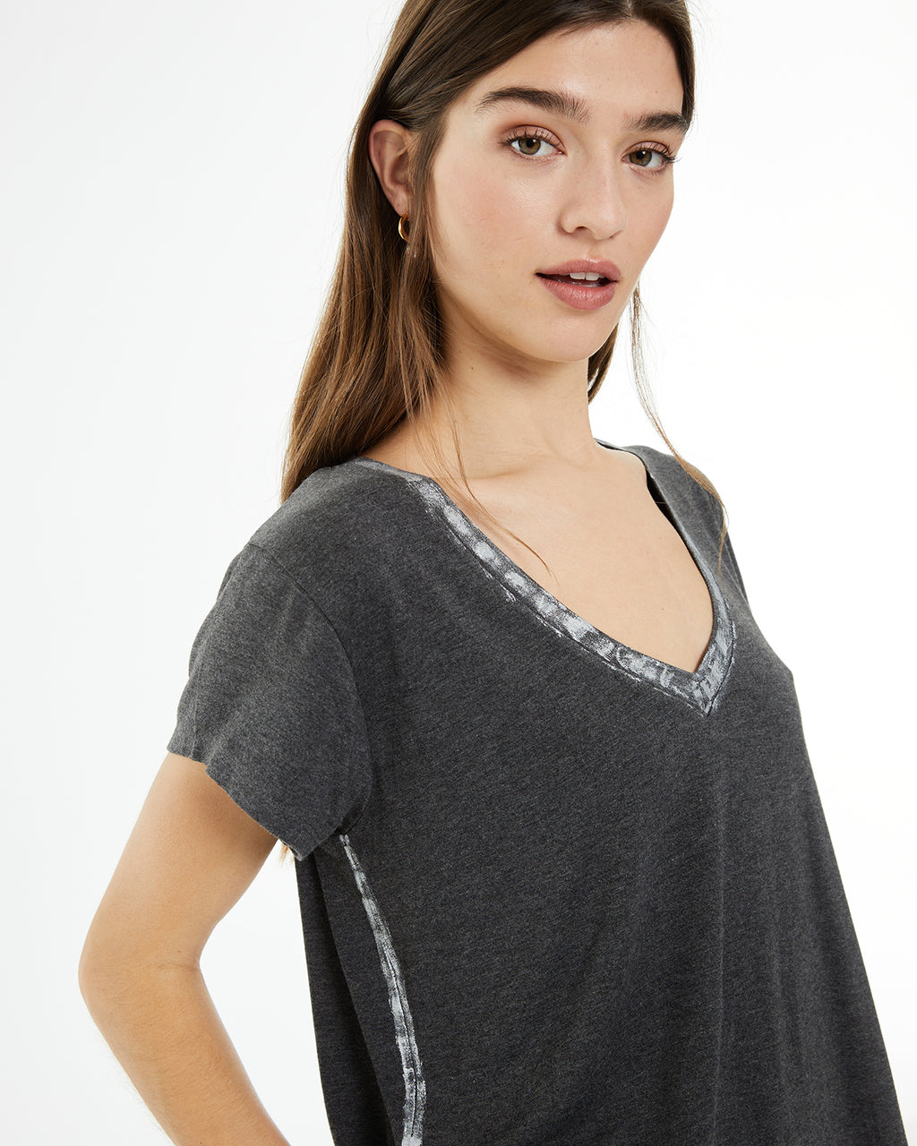 Camiseta fluida con escote pico y detalles foil
