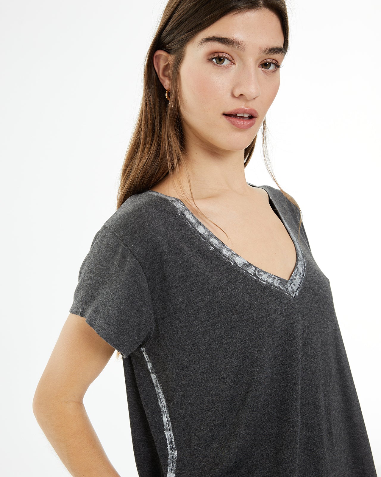 Camiseta fluida con escote pico y detalles foil