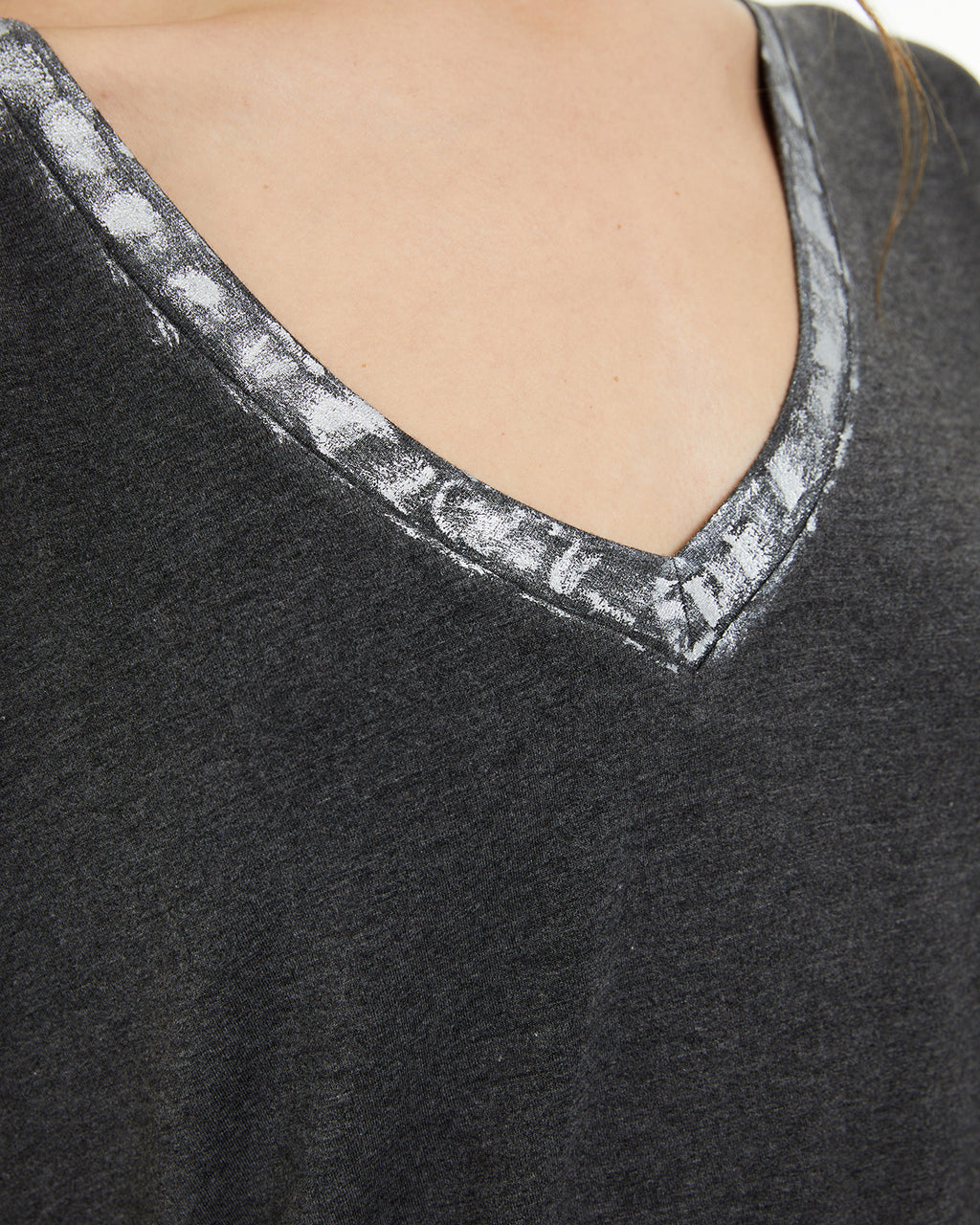 Camiseta fluida con escote pico y detalles foil