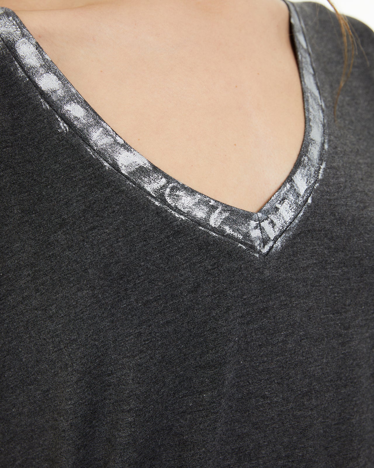 Camiseta fluida con escote pico y detalles foil