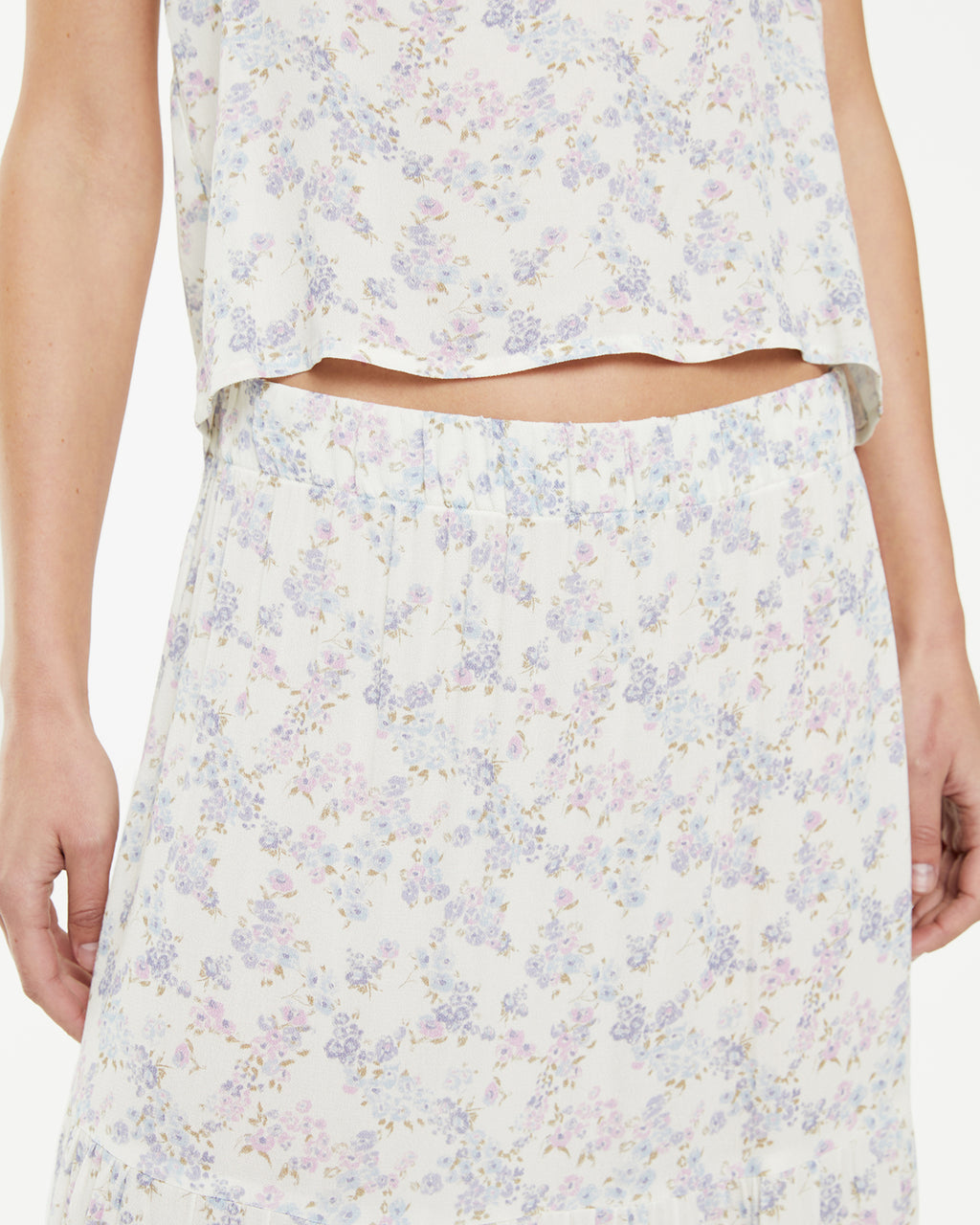 Falda midi con estampado de flores y volantes