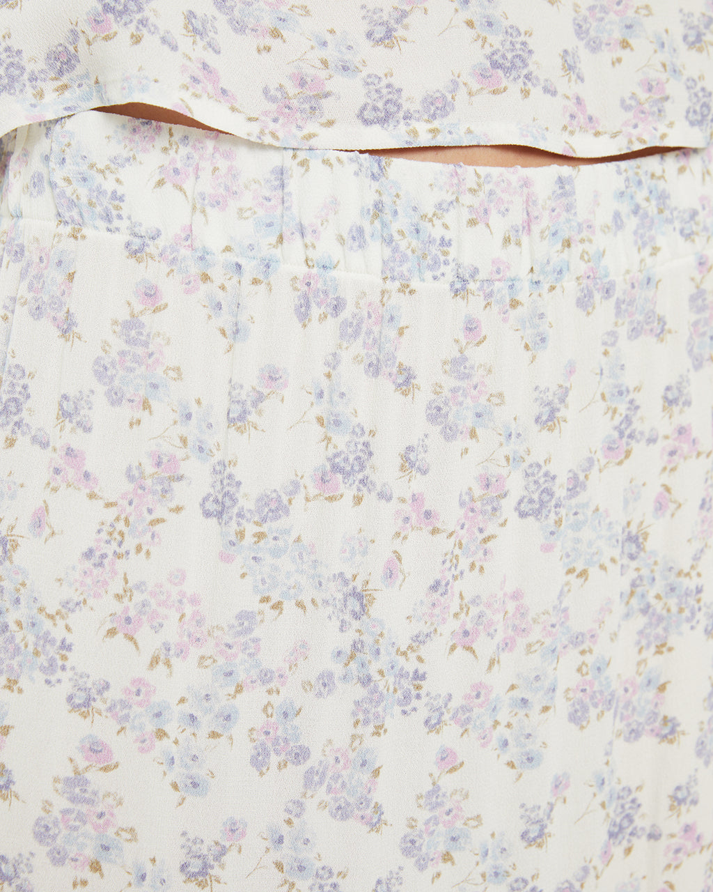 Falda midi con estampado de flores y volantes