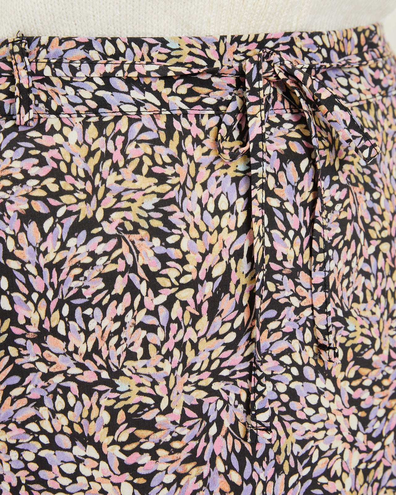 Falda estampada con detalle cordón en cintura