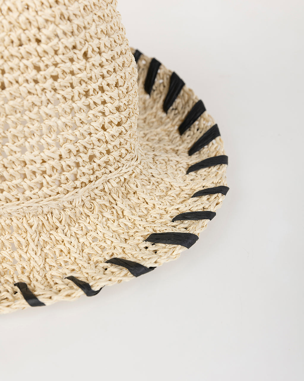 Gorro bucket rafia