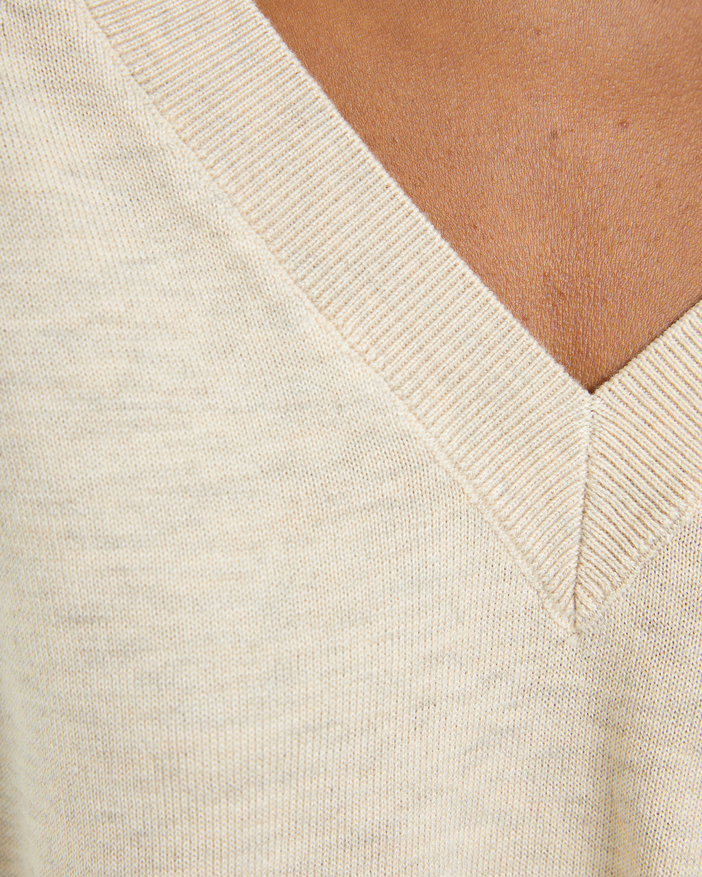 Jersey básico con lana cuello pico