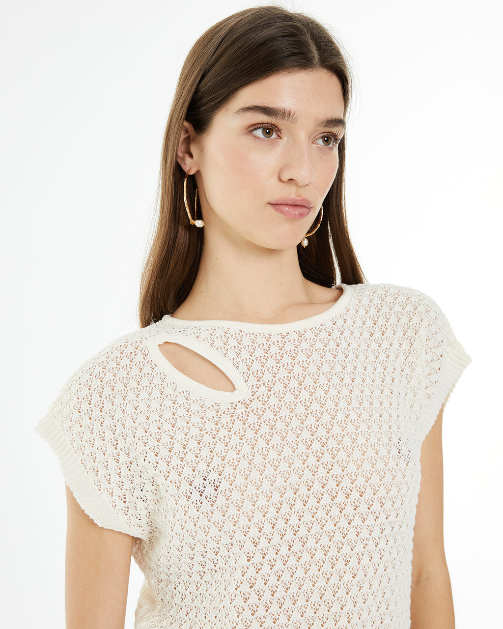 Jersey calado de manga corta con detalle cut-out en hombro