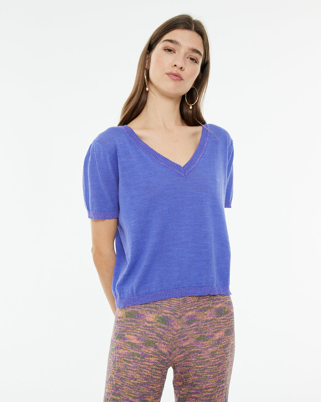 Jersey cuello pico de manga corta con detalle tira escote