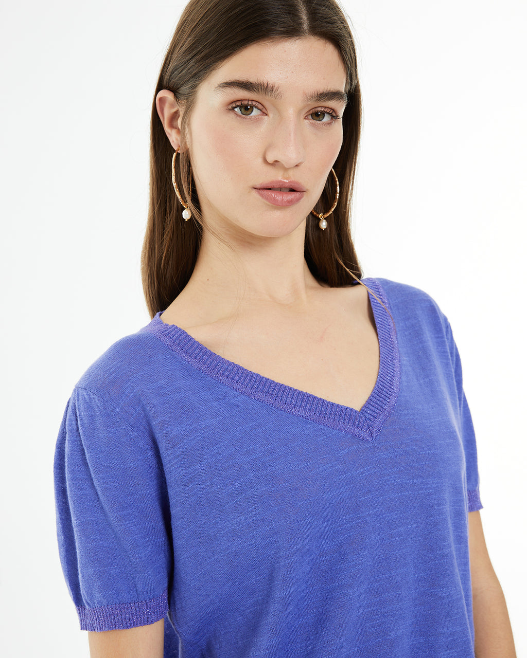 Jersey cuello pico de manga corta con detalle tira escote