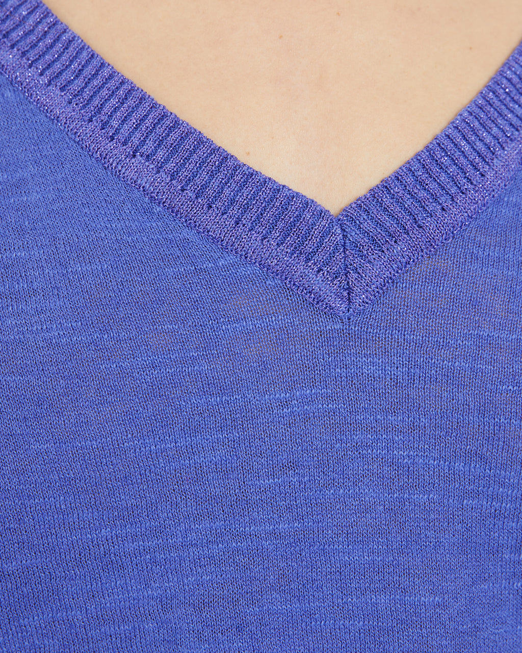 Jersey cuello pico de manga corta con detalle tira escote