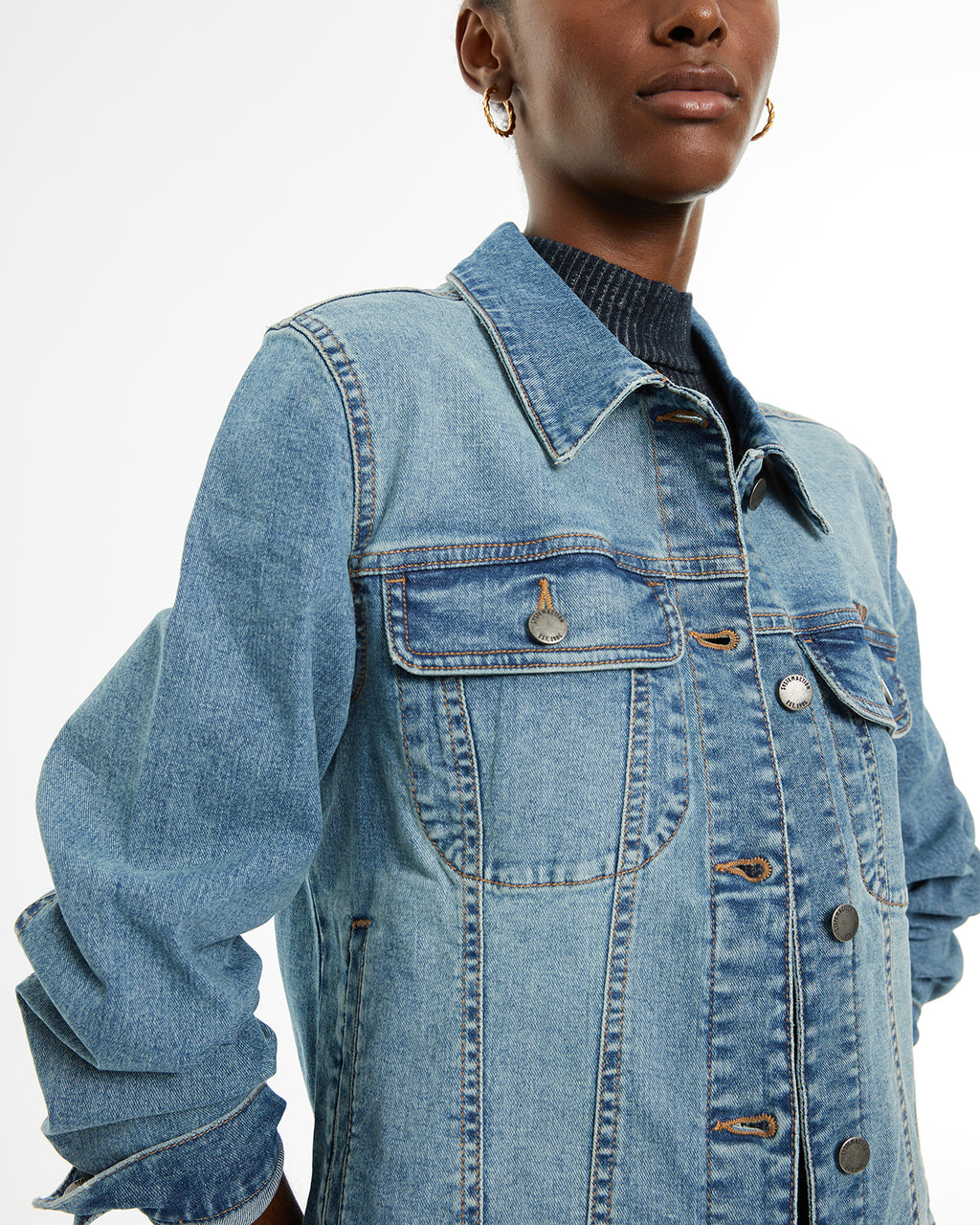 Cazadora denim manga larga con cuello camisero y botones plata