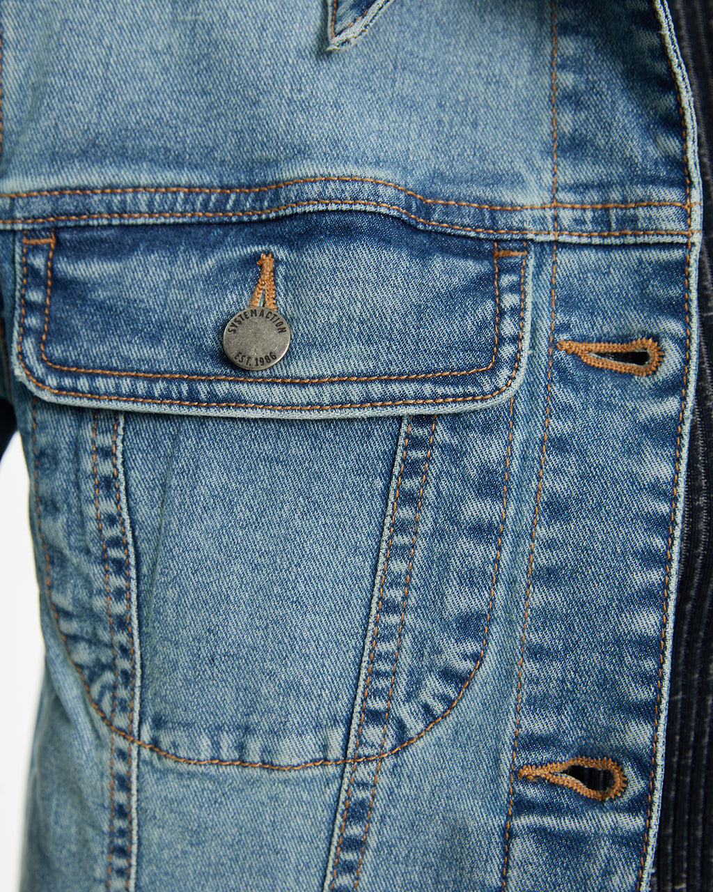 Cazadora denim manga larga con cuello camisero y botones plata