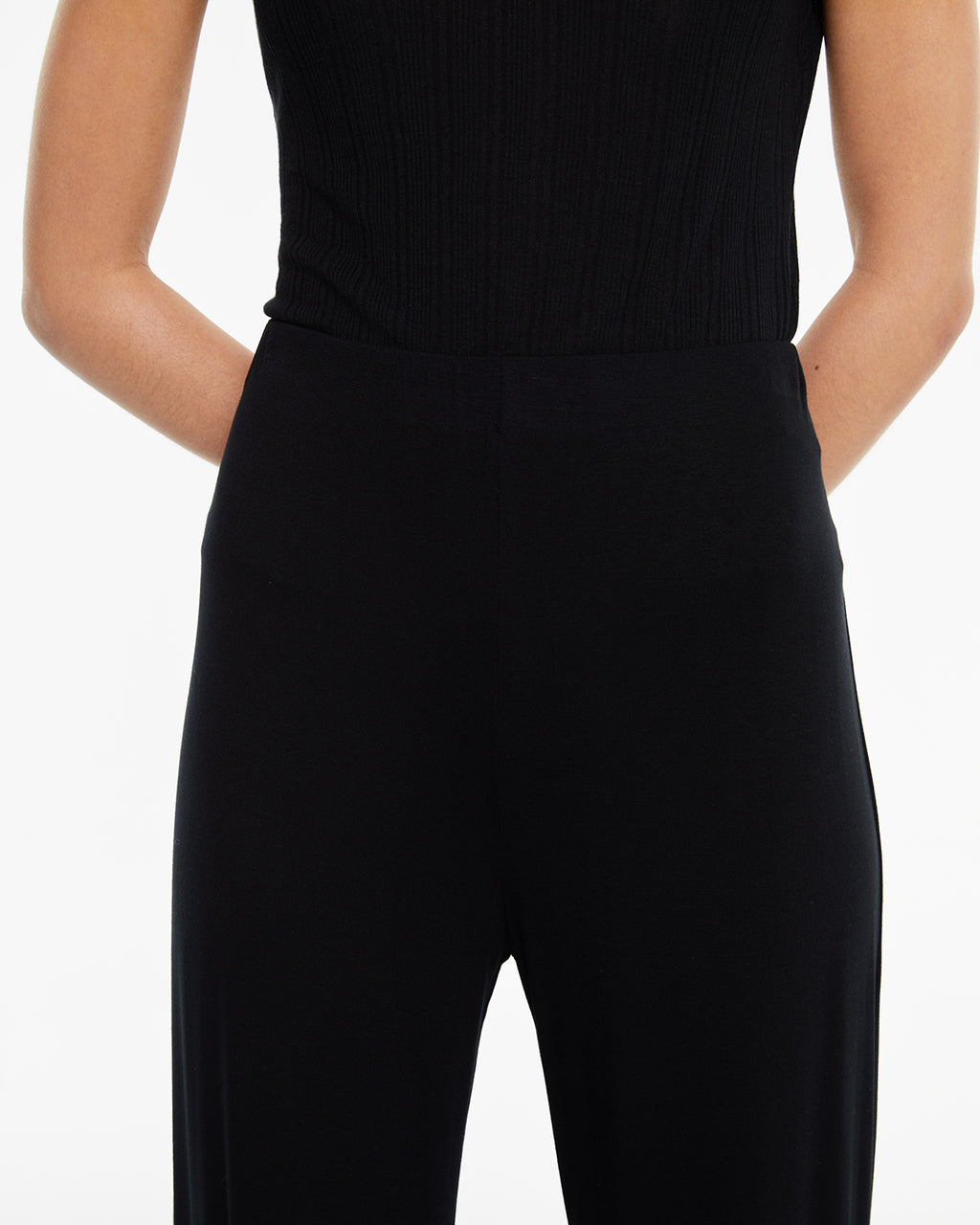 Pantalón básico largo de mujer evasé negro