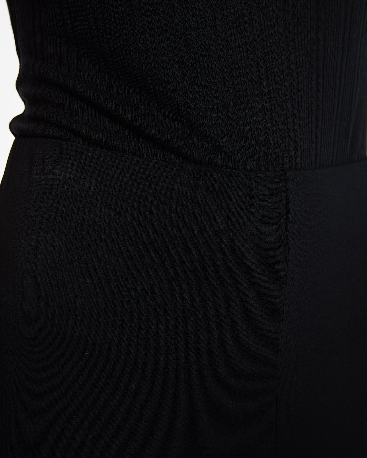 Pantalón básico largo de mujer evasé negro