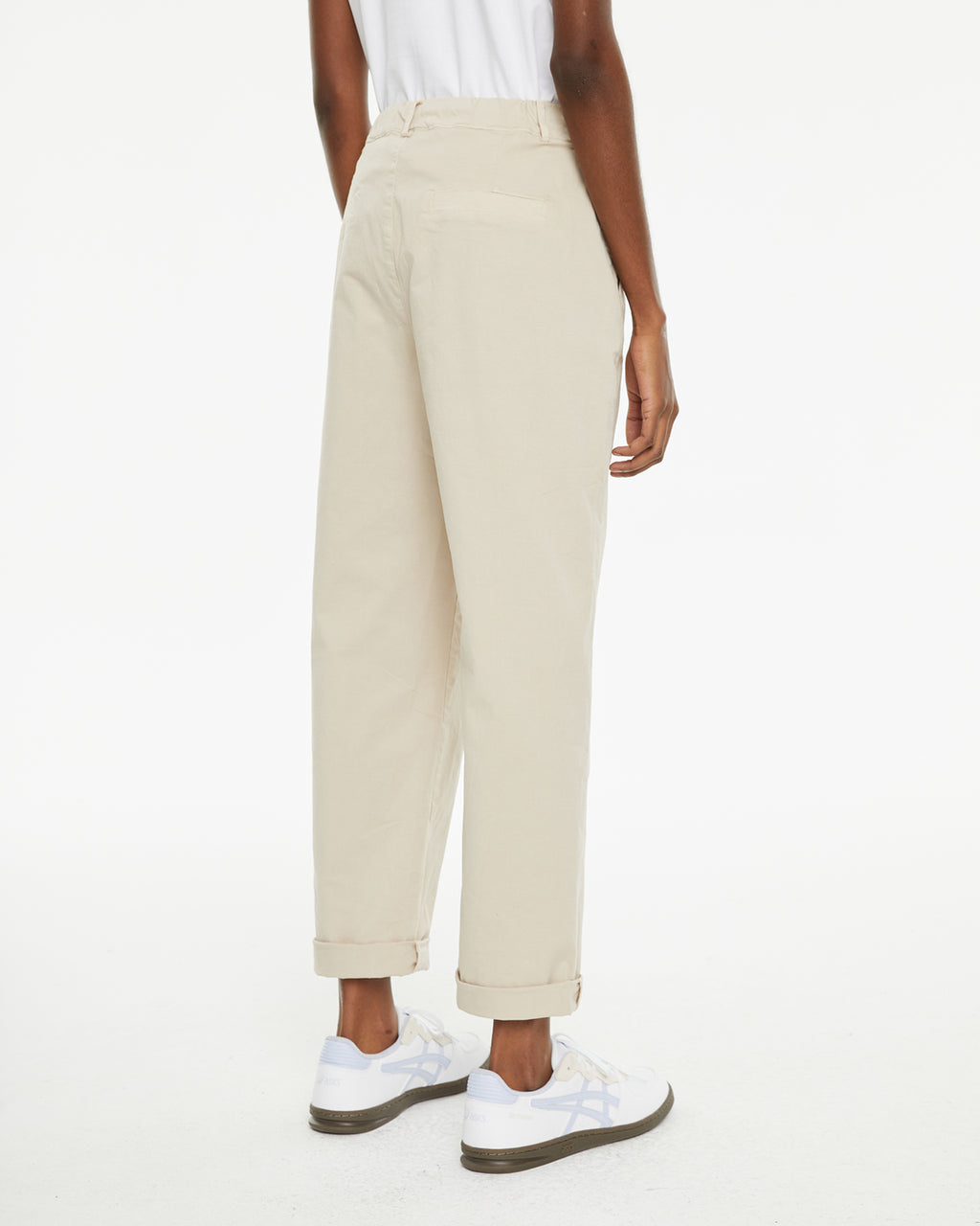 Pantalón recto tiro medio con pinzas delanteras