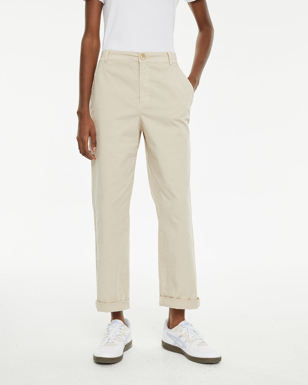 Pantalón recto tiro medio con pinzas delanteras