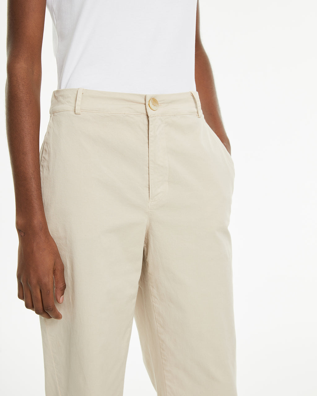 Pantalón recto tiro medio con pinzas delanteras