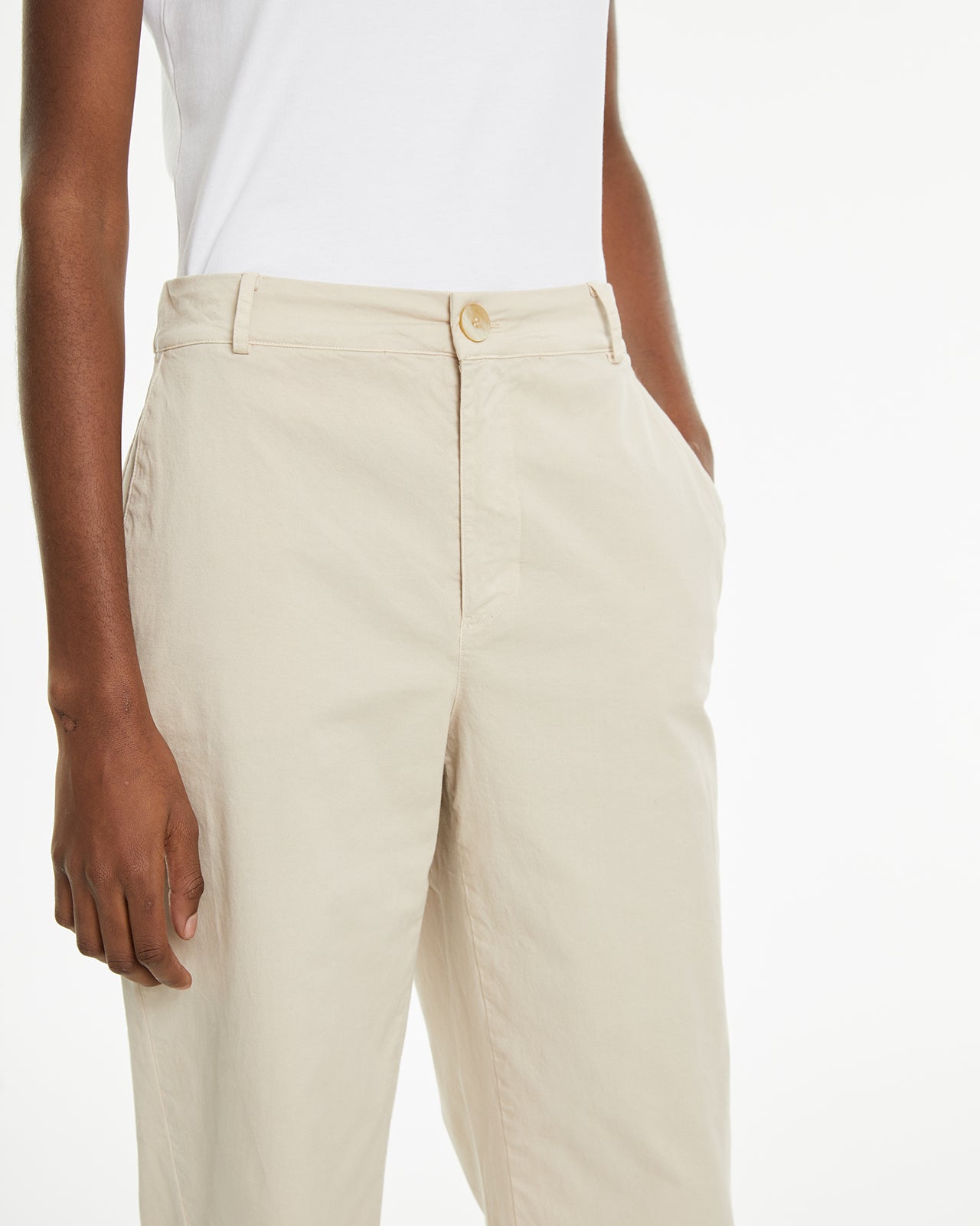Pantalón recto tiro medio con pinzas delanteras