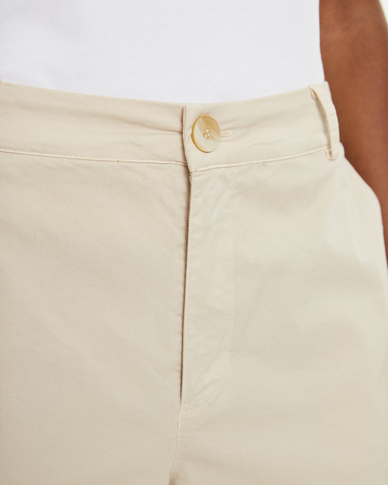 Pantalón recto tiro medio con pinzas delanteras