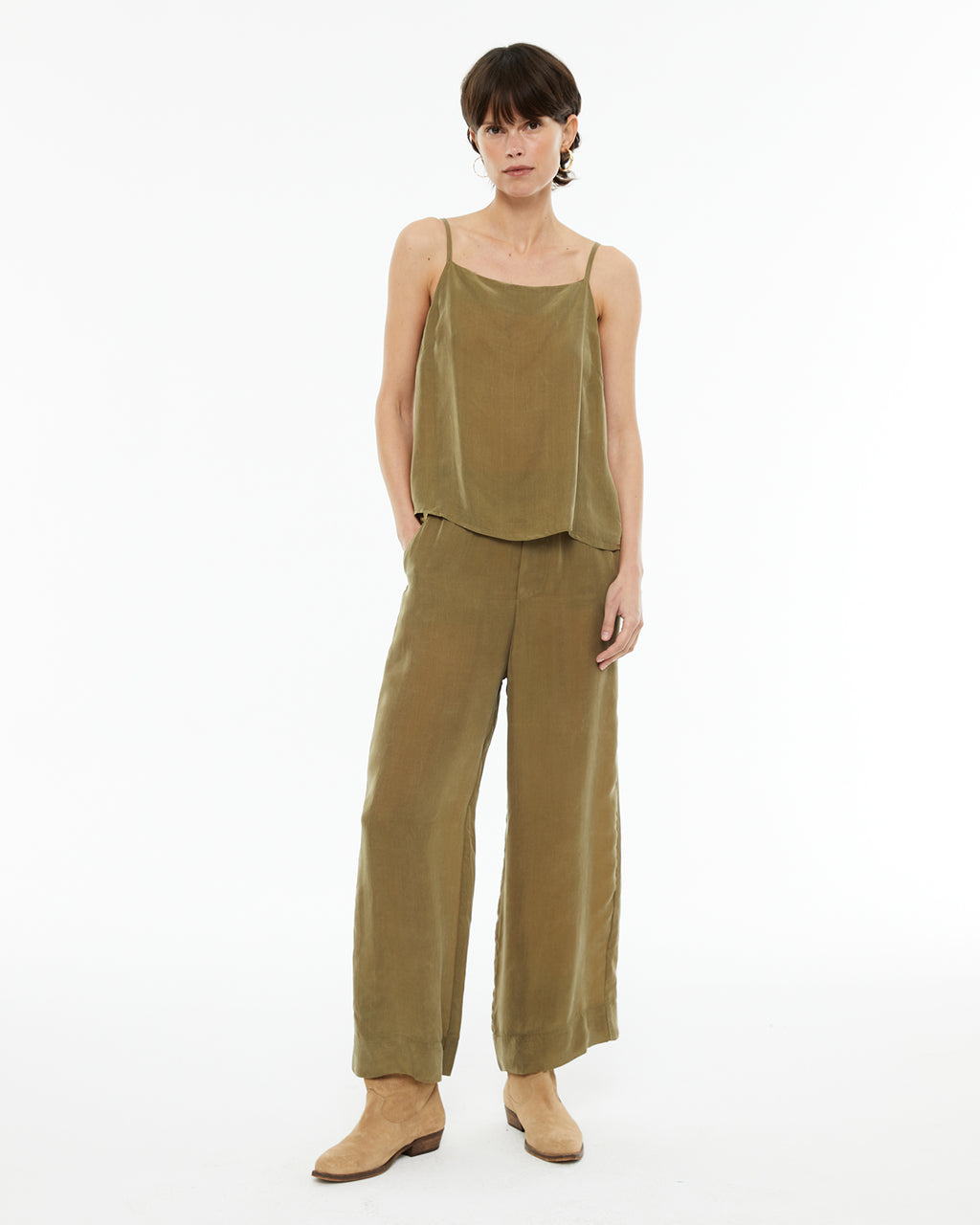 Pantalón ancho con bolsillos laterales y goma cintura